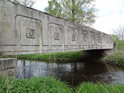 Chrudimka vtéká pod silniční most pod obcí Stan.