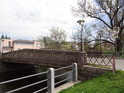 Silniční most přes řeku Chrudimku mezi Dvořákovým nábřežím a Tylovým náměstím.