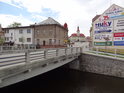 Radnice v Hlinsku se nachází na Poděbradově náměstí a můžeme ji spatřit mimo jiná také přes řeku Chrudimku a silniční most, I/34.