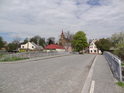 Silniční most přes Chrudimku v Hlinsku, ulice Husova, v pozadí kostel Narození Panny Marie.