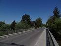 Silniční most přes Chrudimku v Nemošicích je poměrně dlouhý. Přemosťuje totiž levobřežní mlýnský náhon, pak vzniknuvší ostrov a nakonec vlastní tok řeky.