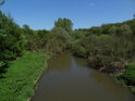 Chrudimka při vtoku do města Pardubice vypadá jako nespoutaná řeka, která si hledá cestu luhem.