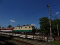 Dvojice železničních mostů přes Chrudimku v Pardubičkách. Blíže k nám je vlečka do Drozdic, dále pak hlavní trať Pardubice – Česká Třebová.