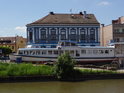 Loď Otava na levém břehu Chrudimky u Bělobranského náměstí v Pardubicích.