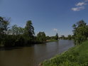 Levotočivý oblouk Chrudimky nad soutokem s řekou Labe.