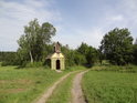 Rozestavěný dřevěný kostelík Na levém břehu Chrudimky.
