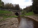 Chrudimka vtéká pod silniční most Hamry – Vortová.