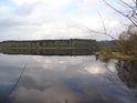V horní části přehradní nádrže Hamry, nad vtokem potoka Valčice.