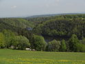 Pohled shora na údolní nádrž Křižanovice, vzadu je vidět přehrada a v dáli pak Chrudim.