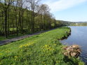 Hladina Novomlýnského rybníka se nachází několik metrů nad hladinou Chrudimky, mezi nimi vede silnice II/337.
