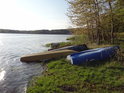 Povytažené loďky na pravém břehu údolní nádrže Seč pod Ústupky.