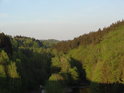 Údolí Chrudimky pod hrází přehrady Seč za slábnoucího večerního slunečného osvětlení.