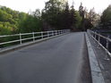 Most nad levobřežním přepadem z údolní nádrže Seč.