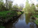 Dřevěná lávka přes řeku Chrudimku v Travné.